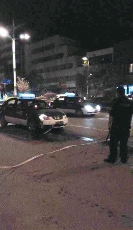 男子抢出租车撞5人 警察徒手搏斗身中数刀