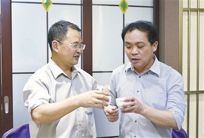 5月21日，熊国剑和李连勇举杯，握手言和（左图）。曾任湖南江永县桃川镇党委书记的李连勇，当年因熊国剑的报道没能顺利晋升，5月16日，他给熊国剑发短信说，我从未怪过您（右图）。