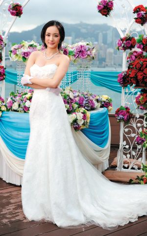 赵丽颖穿婚纱照_赵丽颖日常穿搭图片(2)