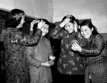 重温上海解放65周年:陈毅市长为足球赛开球(组