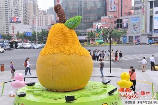 上海:一万五千只小黄鸭展出被市民抢走