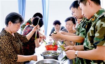 泰州海陵居民编蛋网缝香囊 庆祝端午节