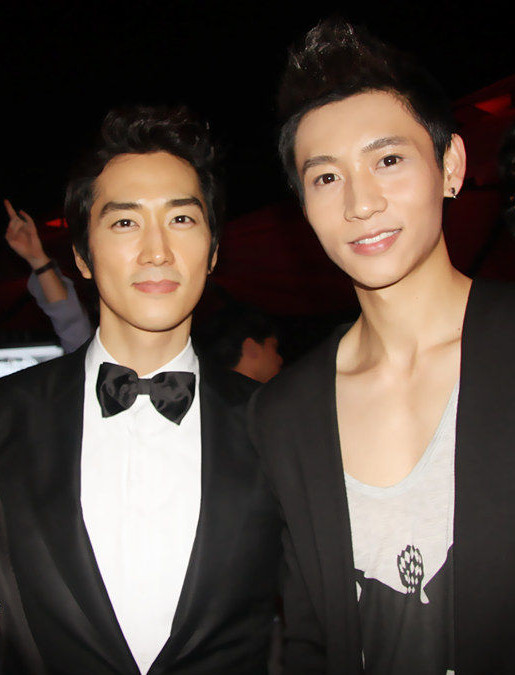 中韩明星合照气场PK 成龙乱入抢镜赵薇不忍