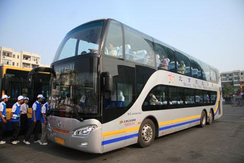 资料图:乘客乘坐北京观光巴士乘坐大巴车进京的旅客应该随身携带身份