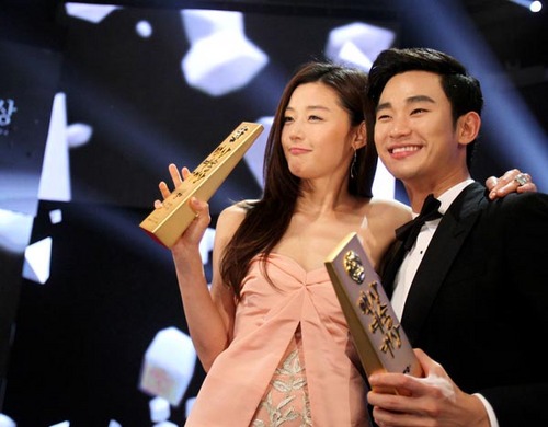 全智贤发世界杯海报卖萌 网友急寻金秀贤\/图- 