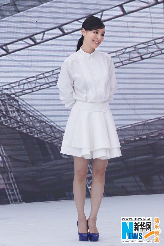 张静初优雅白裙现身武汉 雨中开嗓献唱花腰新娘