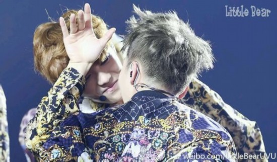 exo香港演唱会黄子韬不慎坠台 鹿晗XIUMIN尴