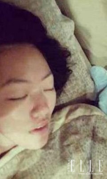 明星睡前爱自拍 Angelababy阿娇晒素颜晚安照