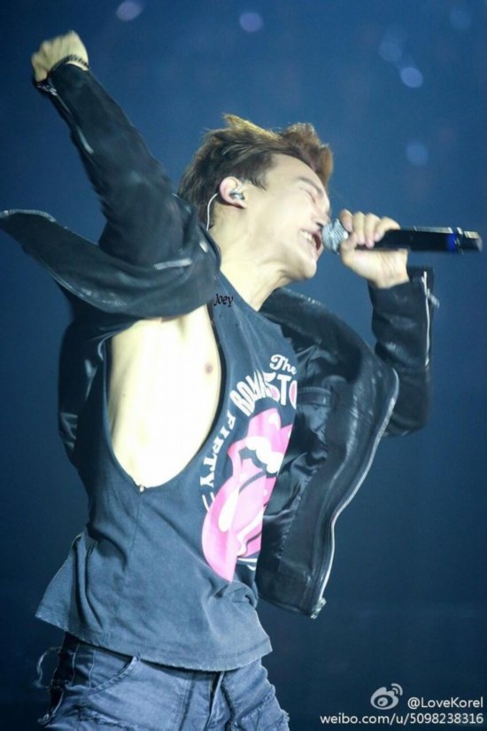 EXO香港演唱会花絮集锦:鹿晗秀腹肌kris吴亦凡