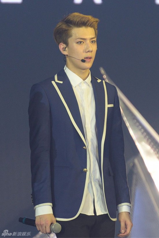 EXO香港演唱会直击 成员嗨唱粉丝尖叫(组图)