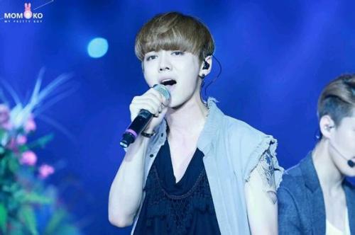 EXO香港演唱会花絮:鹿晗掀衣秀腹肌 黄子韬意