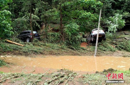 四川泸州景区突遭暴雨山洪袭击(图)