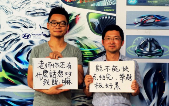 老师和学生都好萌,太可爱了!毕业季将至,又到了全国高校学生各显神通,拍摄个性毕业照的时刻。这两天,一组来自无锡江南大学设计学院师生拍摄的卖萌毕业照,成功pk掉结婚装等众多毕业照,爆红网络。记者了解到,这组毕业照的主角是江南大学设计学院的张凌浩教授和他带的研究生周申。