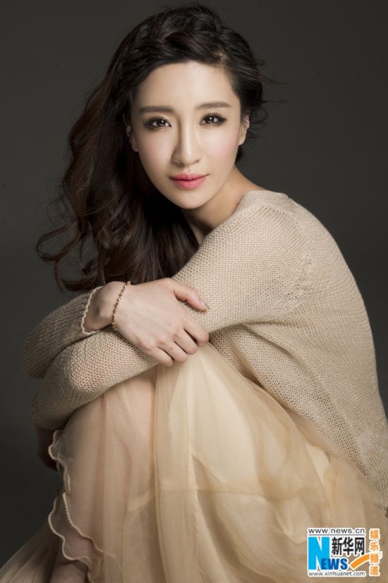 晓灿清新夏日写真 祼色雪纺裙引领名媛淑女风