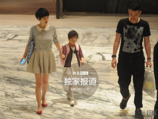 马伊琍带女儿酒店密会文章 两人疑和好【19】