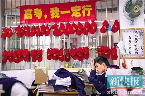 ■高考即将来临，广州铁一中的一名考生正在抓紧时间复习备考。新快报记者 夏世焱/摄