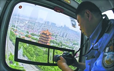 武汉时隔7年再现直升机巡查 一次1小时(组图)