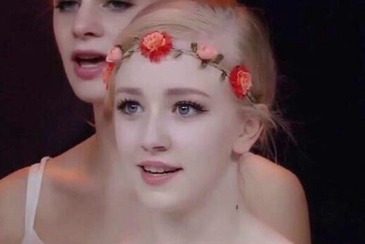 随后,有网友挖出她在国外社交网络的账号,晒出其一组素颜照后立刻掀起