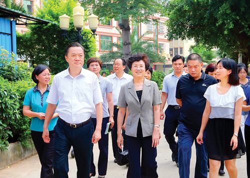 宋秀岩等在市领导陪同下参观博罗县石湾镇湖山村妇女之家.