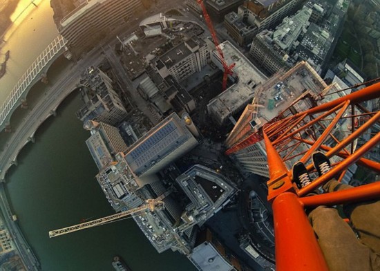 英国男子徒手攀上152米高吊车顶 惊险视频曝光