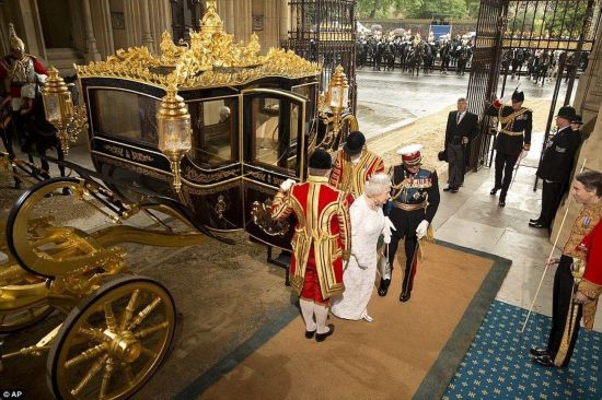 英女王获赠豪华马车：数百片金箔装饰组图  财经  人民网