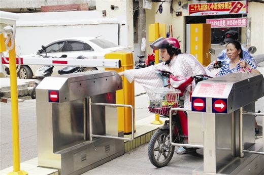 警方在万秀村试点新门禁系统 出入出租屋刷证