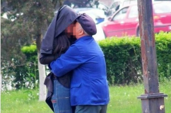 哈尔滨松花江畔出现涉色情服务老头乐