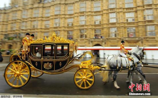 英女王全新御用马车亮相:车身镶400片金箔(图)