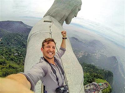 男子爬上38米高巴西耶稣像自拍(图)