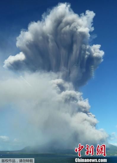 日本鹿儿岛火山喷发浓烟高达4500米(图)