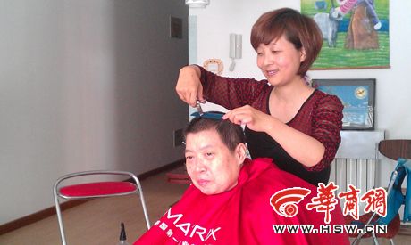 女子义务为社区老人理发20多年 每月开展流动