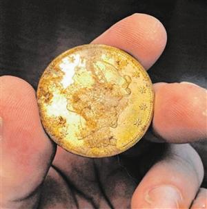 　美国加州一对夫妇遛狗时发现的19世纪金币。