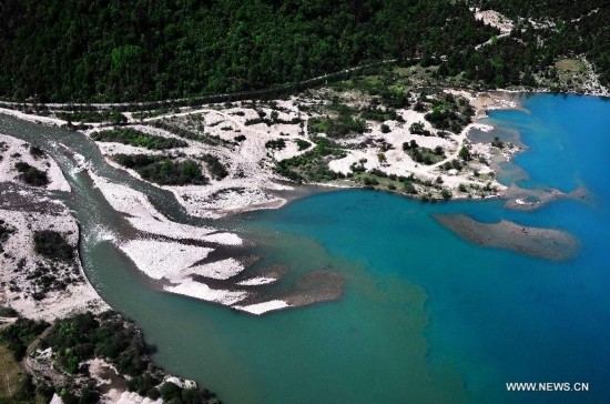 Photo taken on June 4, 2014 shows a branch of the Brahmaputra River in Nyingchi Prefecture, southwest China's Tibet Autonomous Region.