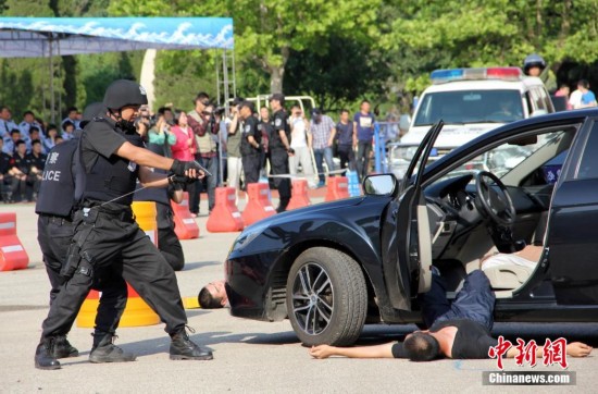 军情24小时:泰军请来军装<em>丝袜</em>妹跳舞送欢乐【