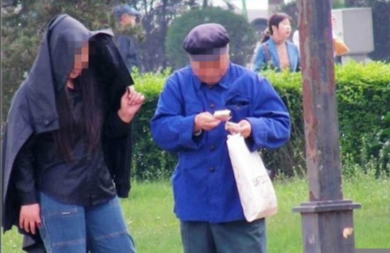 哈尔滨松花江畔出现涉色情服务老头乐2