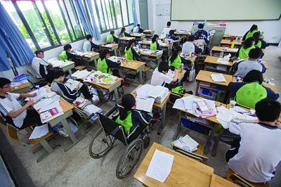 南京中华中学女生患肌肉萎缩疾病 坐轮椅高考