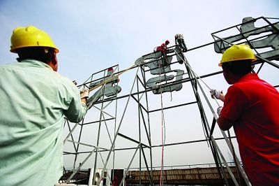 南京清理楼顶镂空广告字 白宫 标识牌被拆除