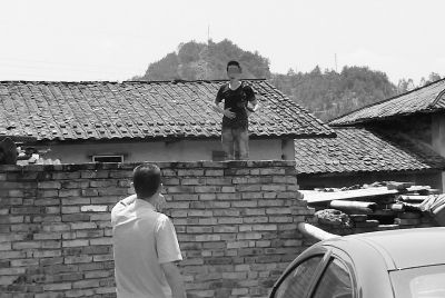 闽清一男子吸毒致幻拿菜刀在鸭棚顶跑酷