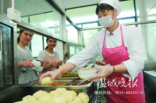 77名新疆考生在盐城参加高考