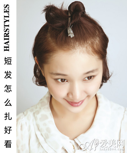 spet1:在头发上分出一大圆形视频,留作后面蓬松扎发.手抓饼教学部分图片
