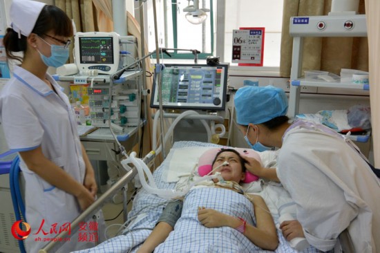 躺在重症监护室床上的张二娥,饱受病痛的折磨。(苏加元 摄)