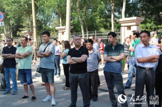 守候在考场外的父亲们