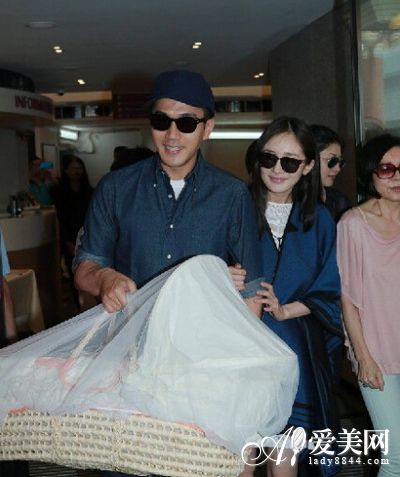 杨幂产后光腿出院 女星生孩恢复超迅速