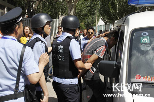 该男子被警方带走