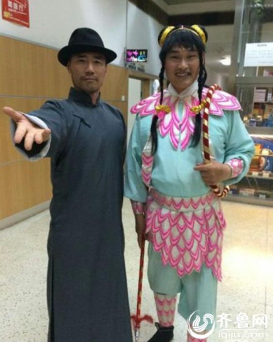 大衣哥朱之文穿古装荧屏穿越 新造型无厘搞怪