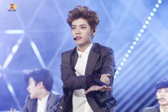韩国2014梦想演唱会EXO花絮:鹿晗显领袖气场