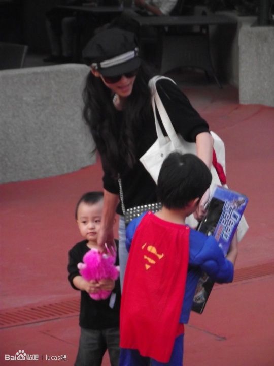 张柏芝二子最新萌照曝光 Lucas小Q长成Twins