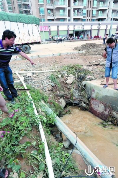 暴雨深夜突袭 永春石鼓镇金色家园小区15间店