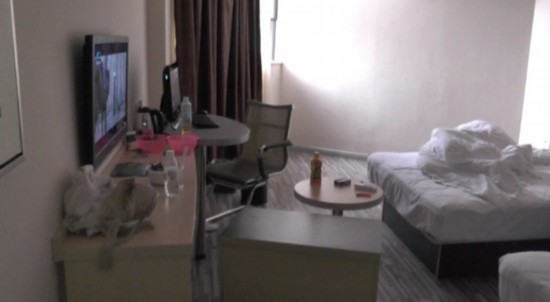 广西:吸毒女11楼全身裸露要跳楼 数百人围观拍