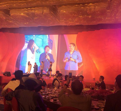 赵薇公公80大寿马云道贺 老公携女儿登台羞涩